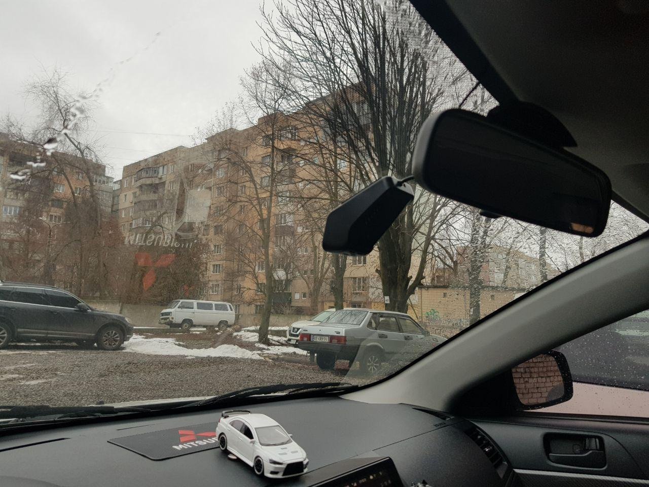 Вот так выглядит регистратор, не маленький, с улицы вид не очень, скотч белый и просто белый квадрат видно, если близко подойти.