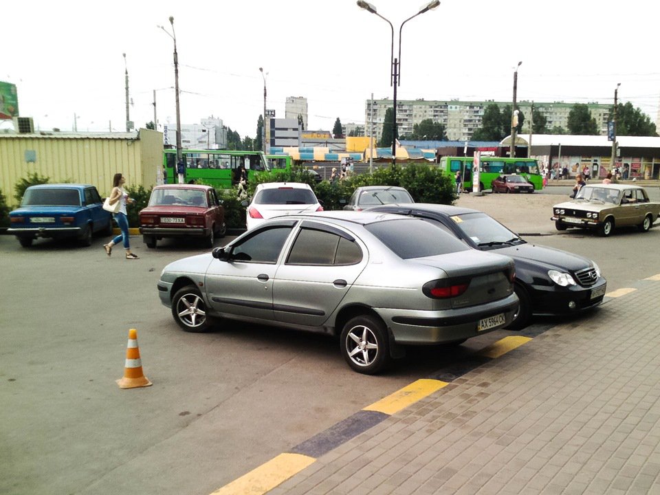 На парковке в городе