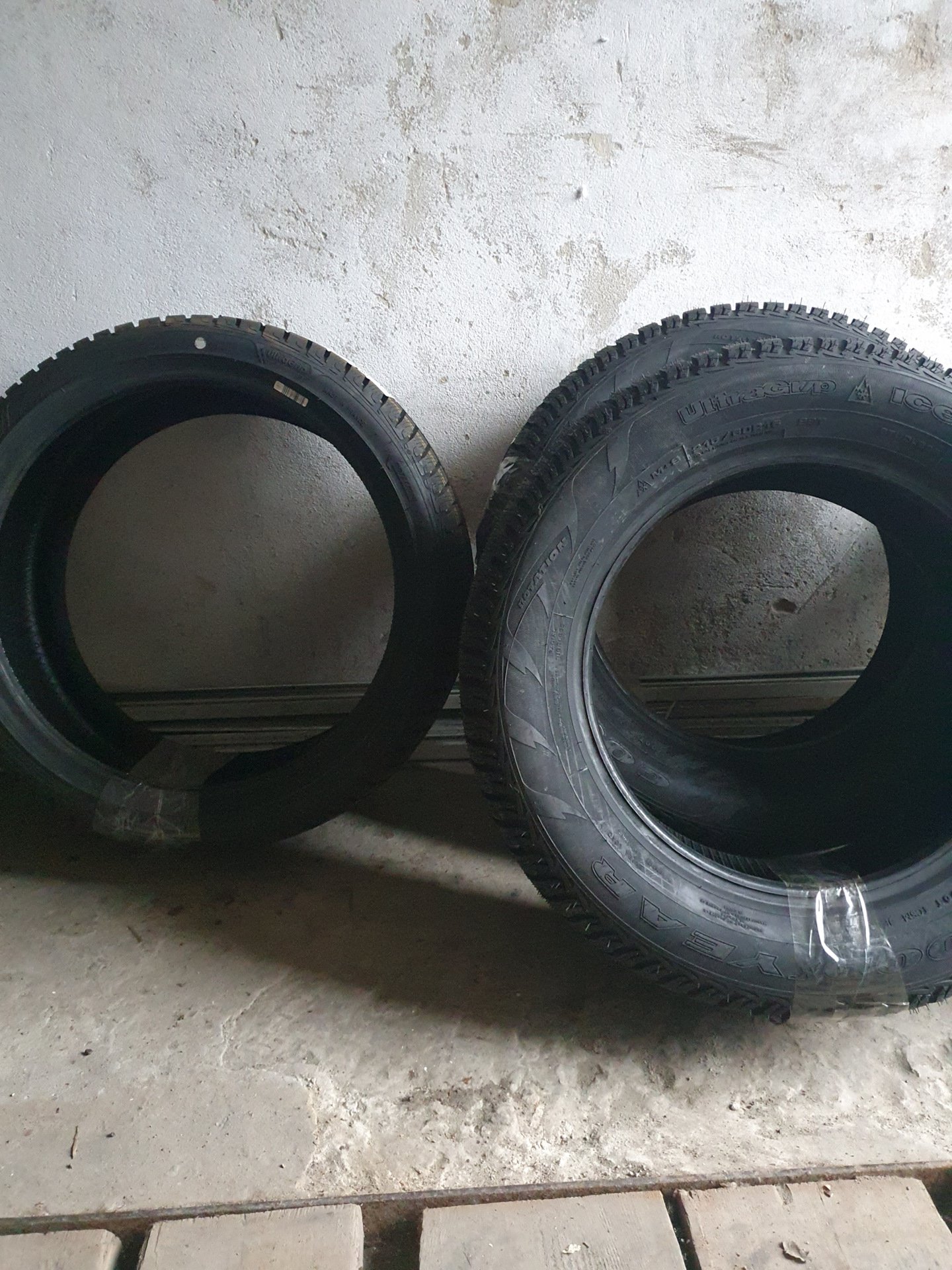 Мої 225/40 R18 зліва vs її 215/60 R18 справа