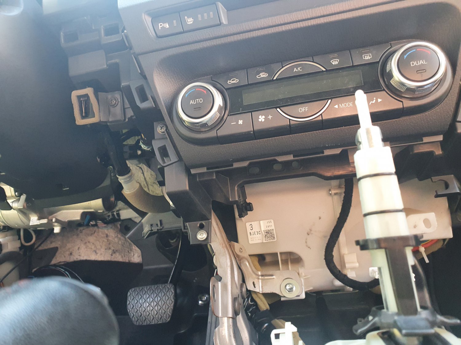 Заглушка під кліматом висить