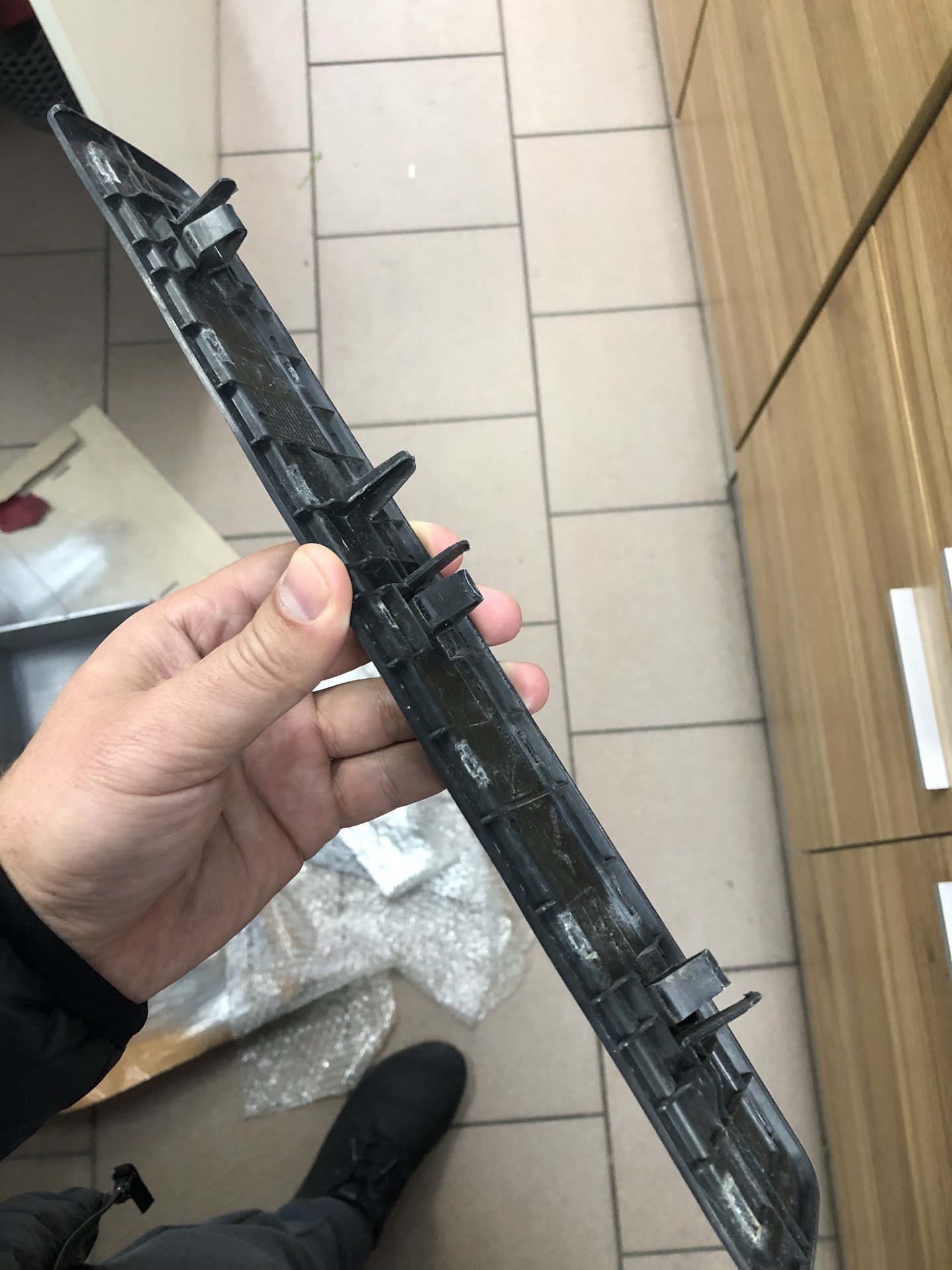 Держатся на стандартных аккуровских защелках