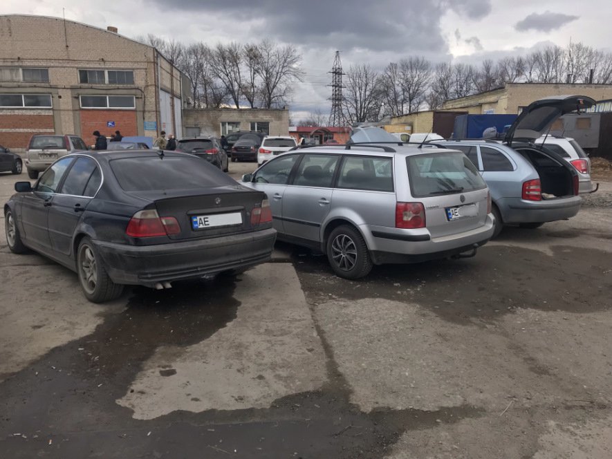 Вид сзади. Золотые таблички)