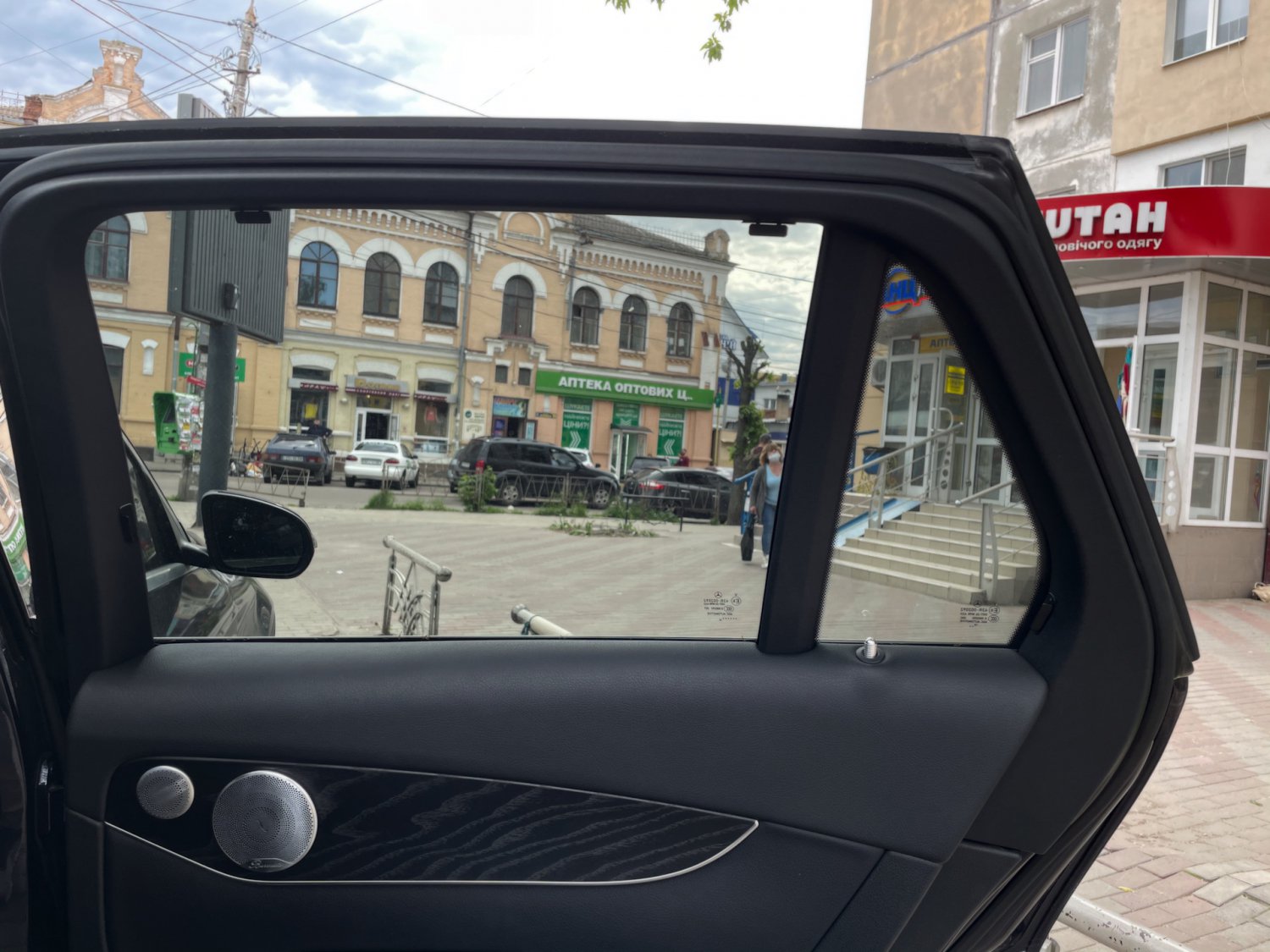 Стекло открыто. Сверху если присмотритесь увидите уже установленные мною крепления
