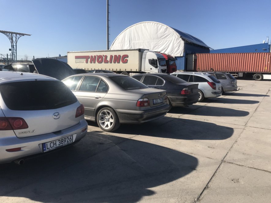 Заехали на осмотр. Таможенная площадка.