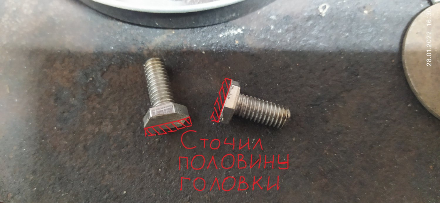 Болты 6х12, широкие шайбы под головку, и под рамку подложить пластиковую шайбу с сантехники, чтобы рамка не прогнулась в подиум при затягивании болтов.