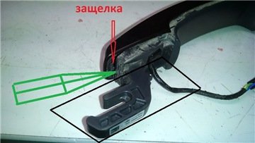 Часть, которая обведена черным, зажимаем в тиски. Зеленая- широкая отвертка, используем как рычаг, ручка разделяется очень легко