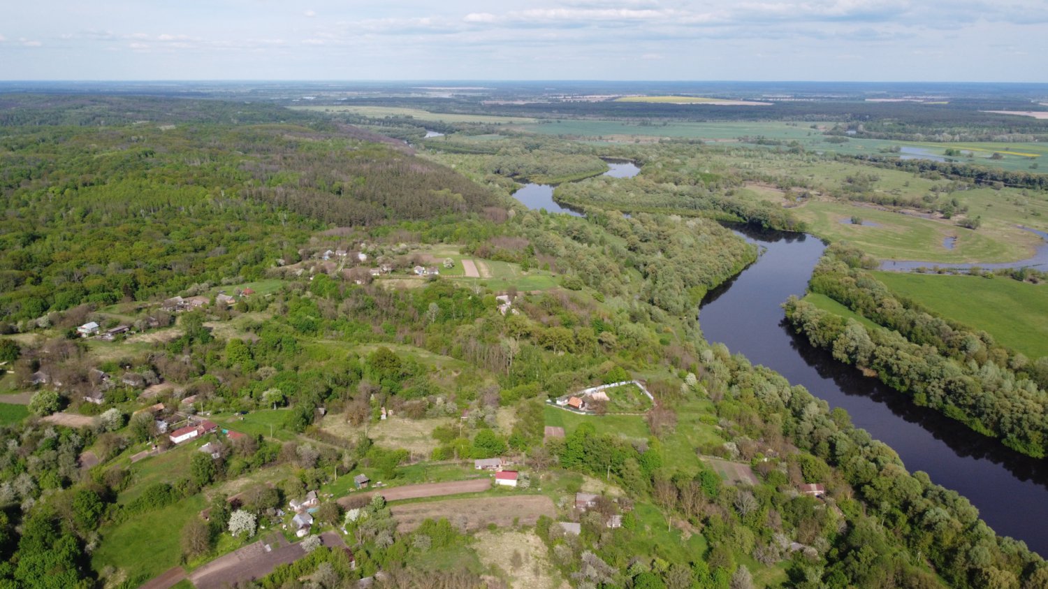 Село без дорог тянется еще далеко