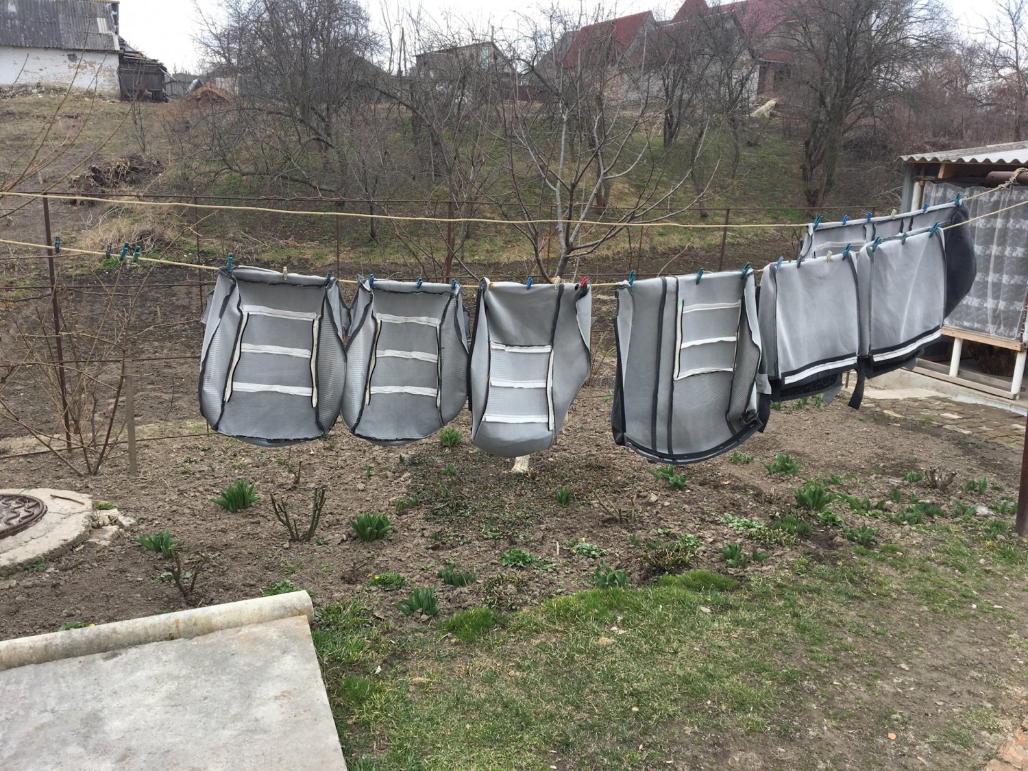 Большая стирка прошла на ура. Стирал вручную раза 4 гель-порошком, пока не ушла вся грязь и запах, в стиралке побоялся поломать пластик который крепится к ткани.