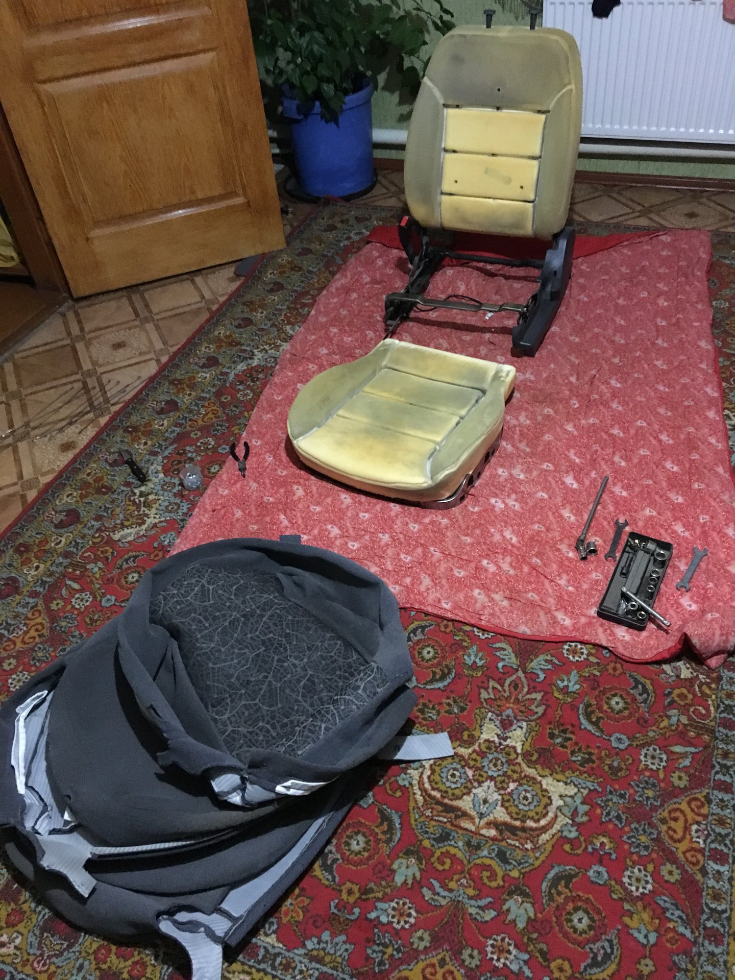 НУ и приступаем подготовке чехлов к самой стирке, разборка не сложная делалось все в первый раз, очень помогли при снятии колец из поролона круглогубцы для снятия стопорных колец